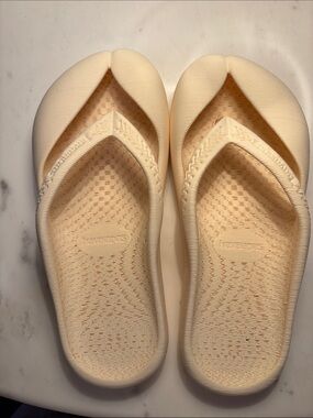 Zellerfeld x Havianas Women's Cream Foam Flip Slide Sandals 6.5